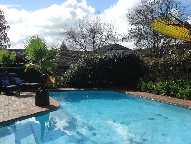 Imagen de la piscina del Hotel Oakwood Manor Motor Lodge. Foto 13