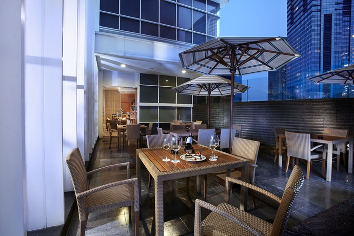 Imagen del bar/restaurante del Hotel Oakwood Premier Cozmo Jakarta. Foto 2
