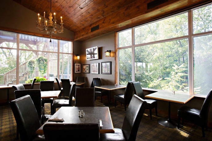 Imagen del bar/restaurante del Hotel Oakwood Resort. Foto 7