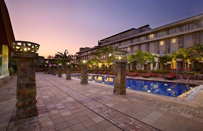 Imagen de la piscina del Hotel Oakwood and Apartments Taman Mini Jakarta. Foto 5
