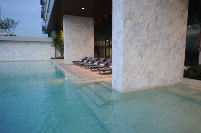Imagen de la piscina del Hotel Oakwood and Residence Sriracha. Foto 17