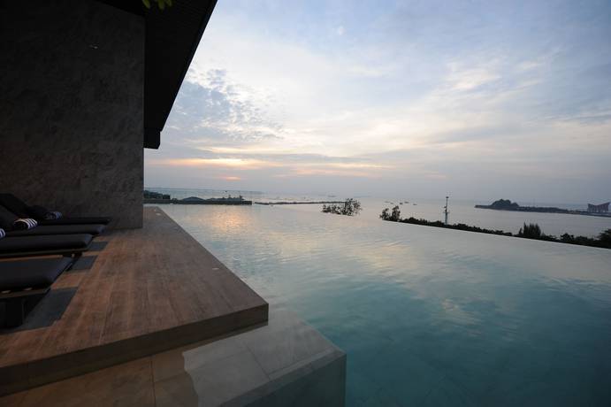 Imagen de la piscina del Hotel Oakwood and Residence Sriracha. Foto 18