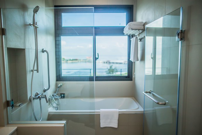 Imagen de la piscina del Hotel Oakwood and Residence Sriracha. Foto 19