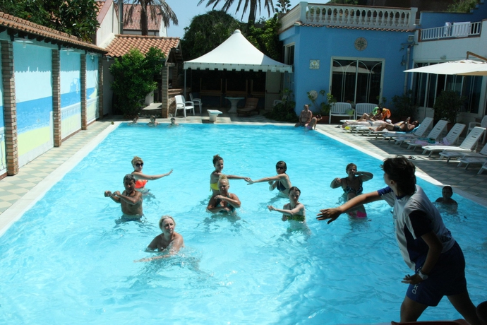 Imagen de la piscina del Hotel Oasi Azzurra Village. Foto 15