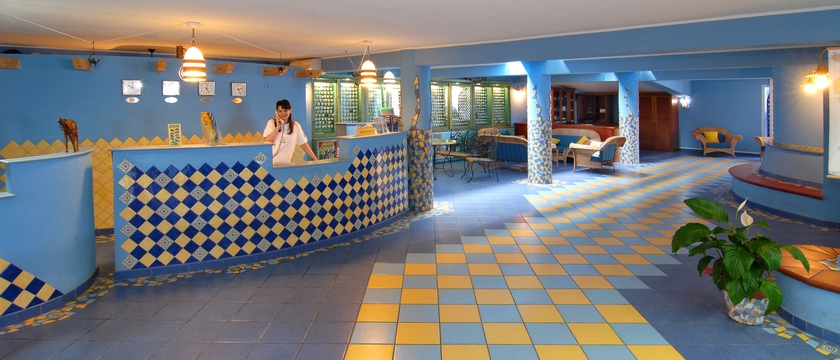 Imagen de los interiores del Hotel Oasi Azzurra Village. Foto 10
