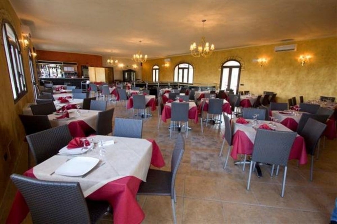 Imagen del bar/restaurante del Hotel Oasi Del Visir Resort. Foto 3