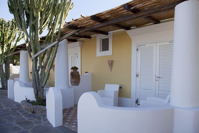 Imagen de los exteriores del Hotel Oasi, Panarea. Foto 3