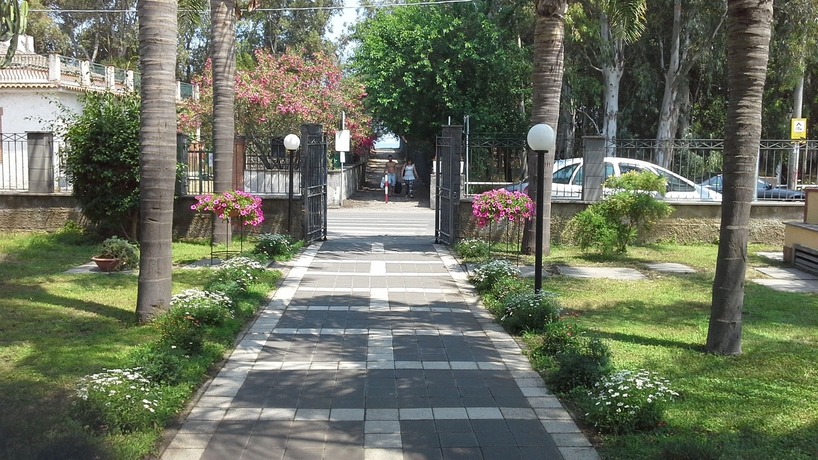 Imagen de los exteriores del Hotel Oasi Park. Foto 9