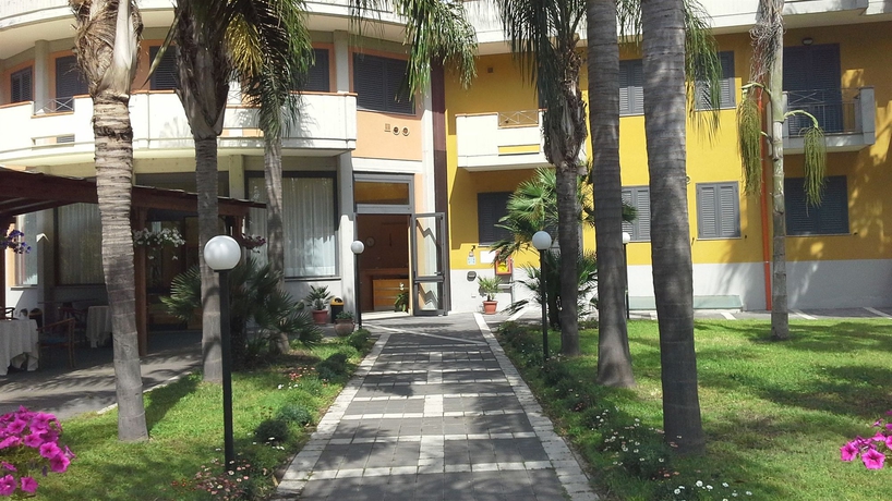 Imagen de los exteriores del Hotel Oasi Park. Foto 10