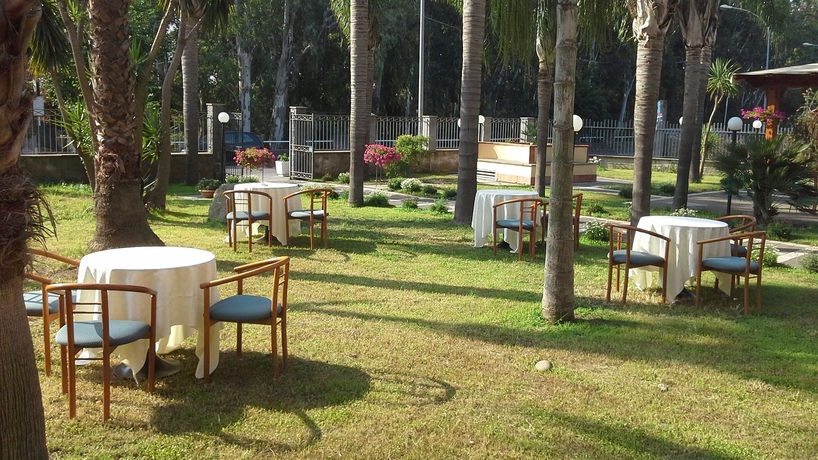 Imagen de los exteriores del Hotel Oasi Park. Foto 11