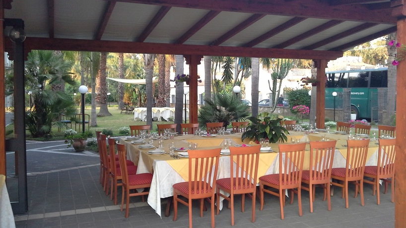 Imagen del bar/restaurante del Hotel Oasi Park. Foto 3