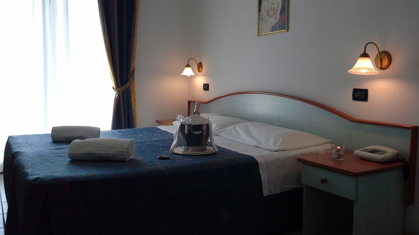 Imagen de la habitación del Hotel Oasi Park. Foto 6