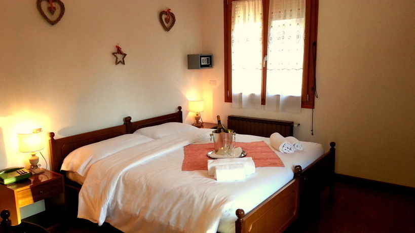 Imagen de la habitación del Hotel Oasi, Serdes. Foto 9