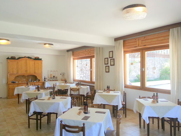 Imagen del bar/restaurante del Hotel Oasi, Serdes. Foto 5