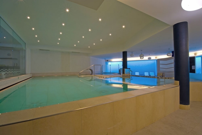 Imagen de la piscina del Hotel Oasi Wellness Spa. Foto 17