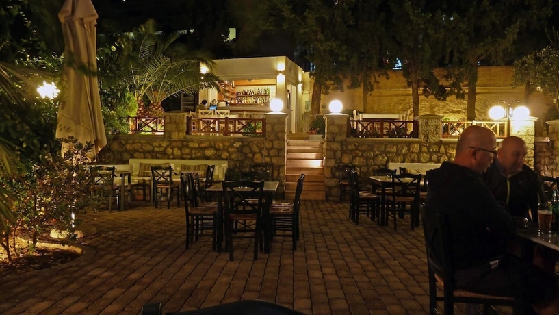 Imagen del bar/restaurante del Hotel Oasis, Armeos. Foto 6