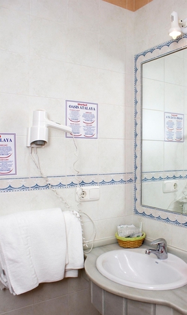 Imagen de la habitación del Hotel Oasis Atalaya. Foto 6