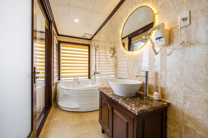 Imagen de la habitación del Hotel Oasis Bay Party Cruise. Foto 15