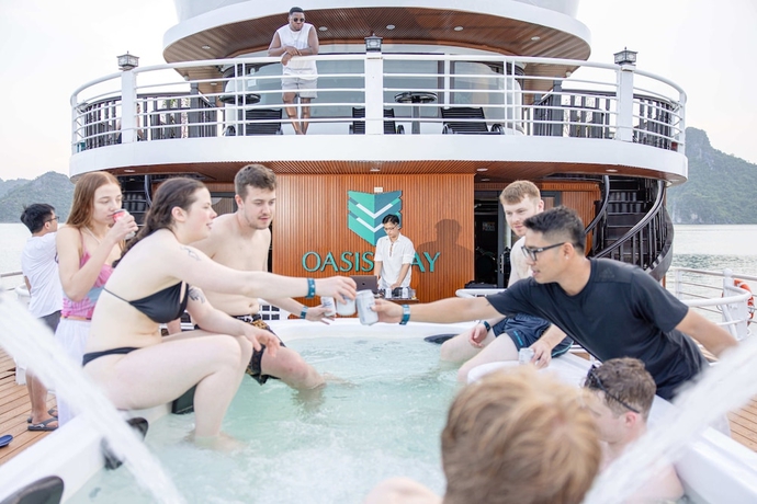 Imagen de la piscina del Hotel Oasis Bay Party Cruise. Foto 16