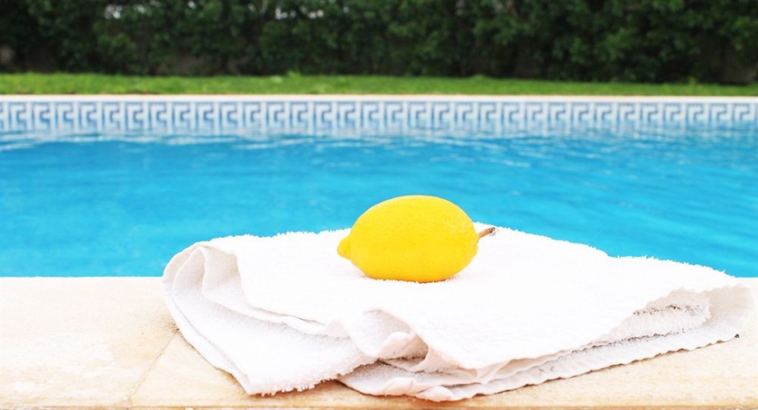 Imagen de la piscina del Hotel Oasis Beach Apartments. Foto 14