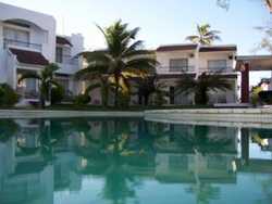 Imagen de la piscina del Hotel Oasis Beach Club. Foto 4