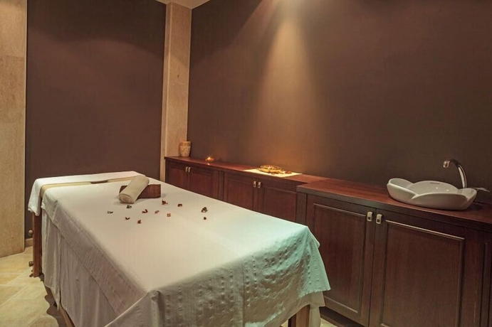 Imagen de los interiores del Hotel Oasis Beach Club. Foto 15