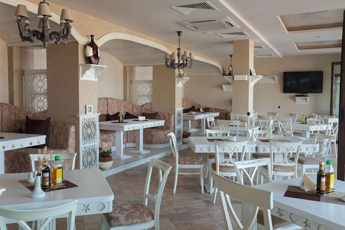 Imagen del bar/restaurante del Hotel Oasis Beach Club. Foto 2