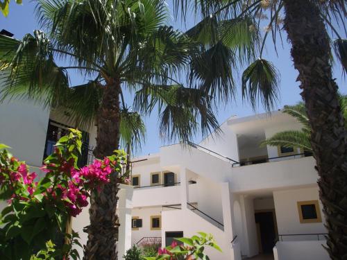 Imagen general del Hotel Oasis Beach Club. Foto 1