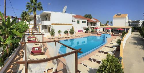 Imagen general del Hotel Oasis Beach Club. Foto 2