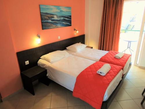 Imagen de la habitación del Hotel Oasis Beach Club. Foto 8