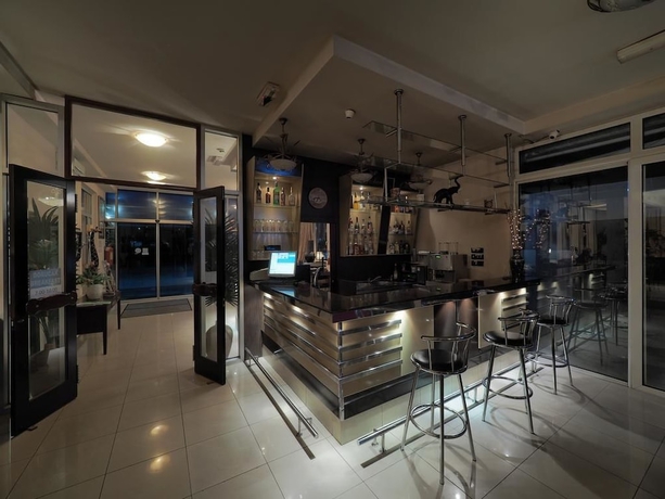 Imagen del bar/restaurante del Hotel Oasis, Belgrado. Foto 7