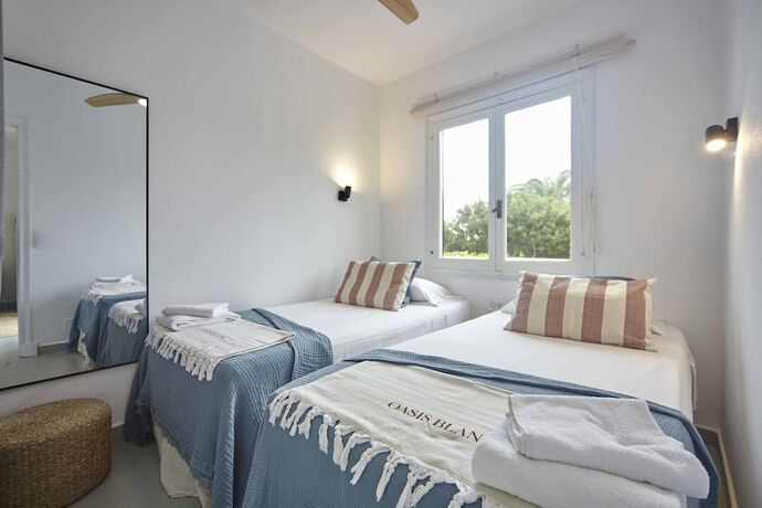 Imagen de la habitación del Hotel Oasis Blanc Binibeca. Foto 18