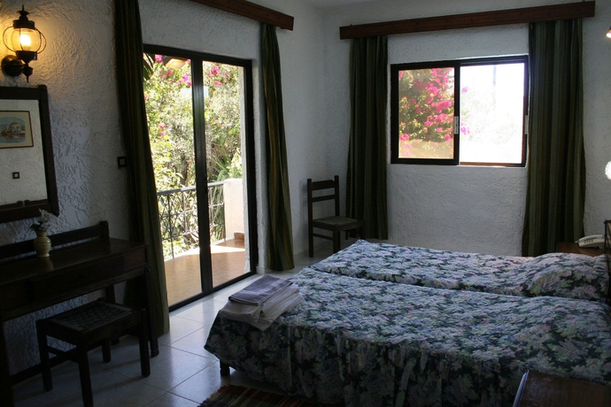 Imagen de la habitación del Hotel Oasis Bungalows Rodos. Foto 6