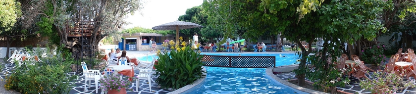 Imagen de la piscina del Hotel Oasis Bungalows Rodos. Foto 16