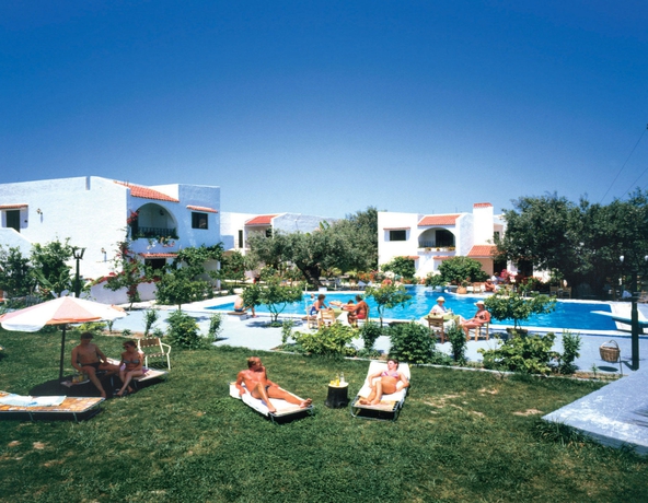 Imagen de los exteriores del Hotel Oasis Bungalows Rodos. Foto 13