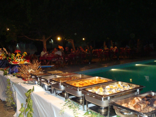 Imagen del bar/restaurante del Hotel Oasis Bungalows Rodos. Foto 4