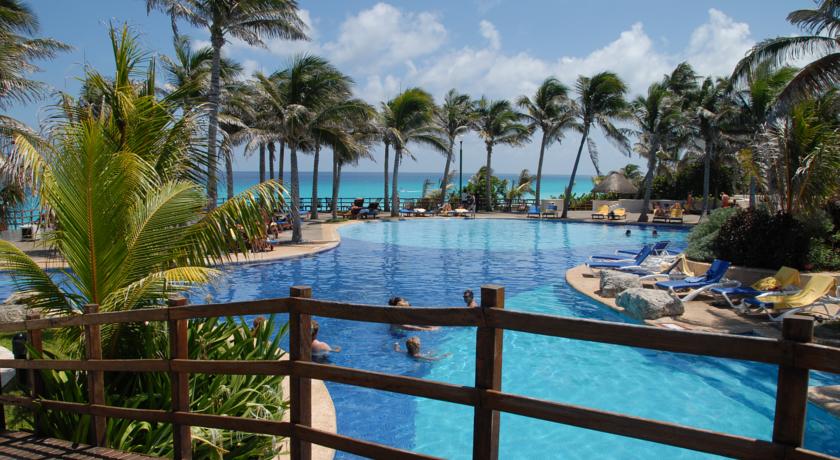 Imagen de la piscina del Hotel Oasis Cancún Lite. Foto 14