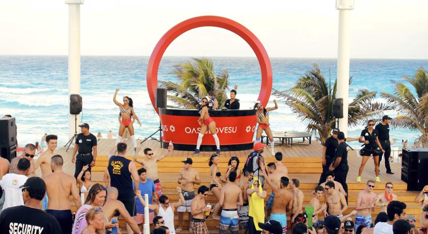 Imagen de los interiores del Hotel Oasis Cancún Lite. Foto 11