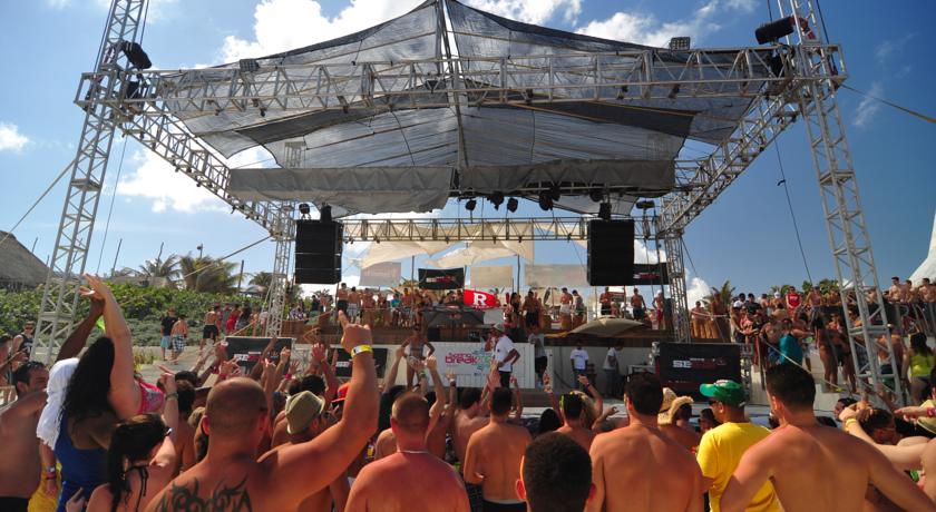 Imagen de los interiores del Hotel Oasis Cancún Lite. Foto 12