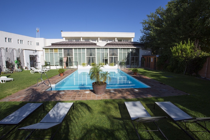 Imagen de la piscina del Hotel Oasis Cordoba. Foto 15