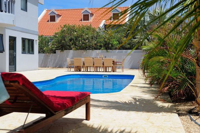 Imagen de la piscina del Hotel Oasis Guesthouse Bonaire Superior Suite. Foto 15