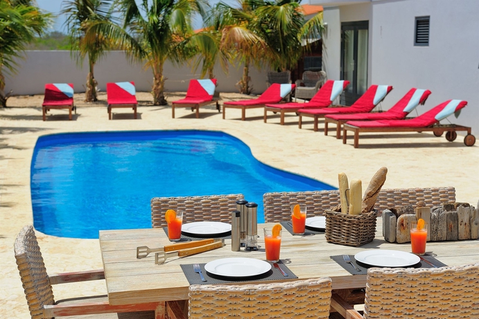 Imagen de la piscina del Hotel Oasis Guesthouse Bonaire Superior Suite. Foto 16