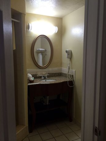 Imagen de la habitación del Hotel Oasis Inn and Suites. Foto 4