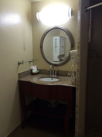 Imagen de la habitación del Hotel Oasis Inn and Suites. Foto 14