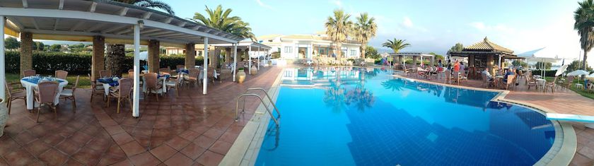 Imagen de la piscina del Hotel Oasis, Kalo Nero. Foto 14