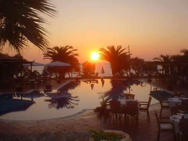 Imagen de la piscina del Hotel Oasis, Kalo Nero. Foto 16