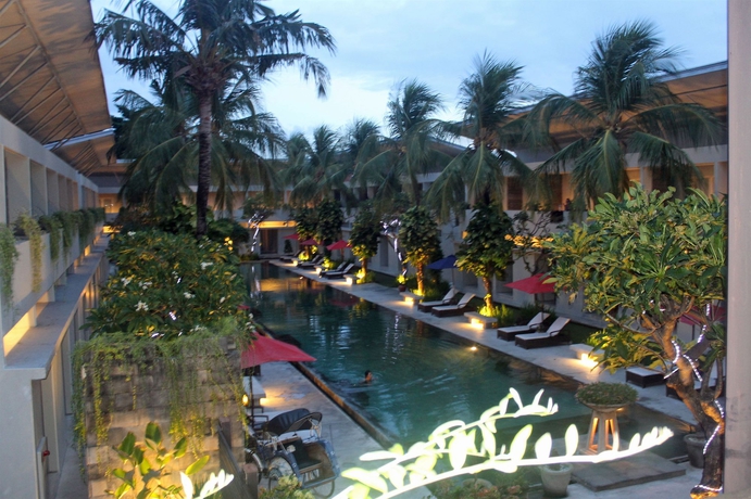 Imagen de la piscina del Hotel Oasis Kuta. Foto 11