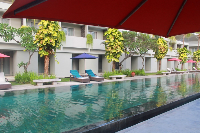 Imagen de la piscina del Hotel Oasis Kuta. Foto 13