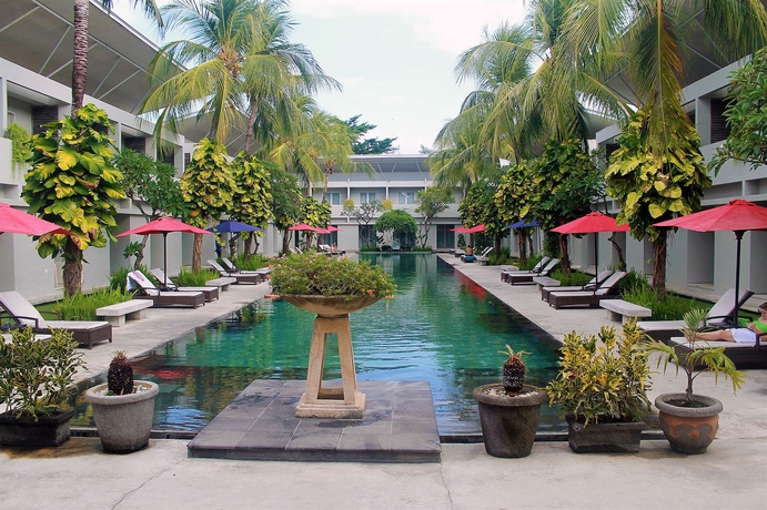 Imagen de la piscina del Hotel Oasis Kuta. Foto 14