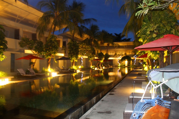 Imagen de la piscina del Hotel Oasis Kuta. Foto 15